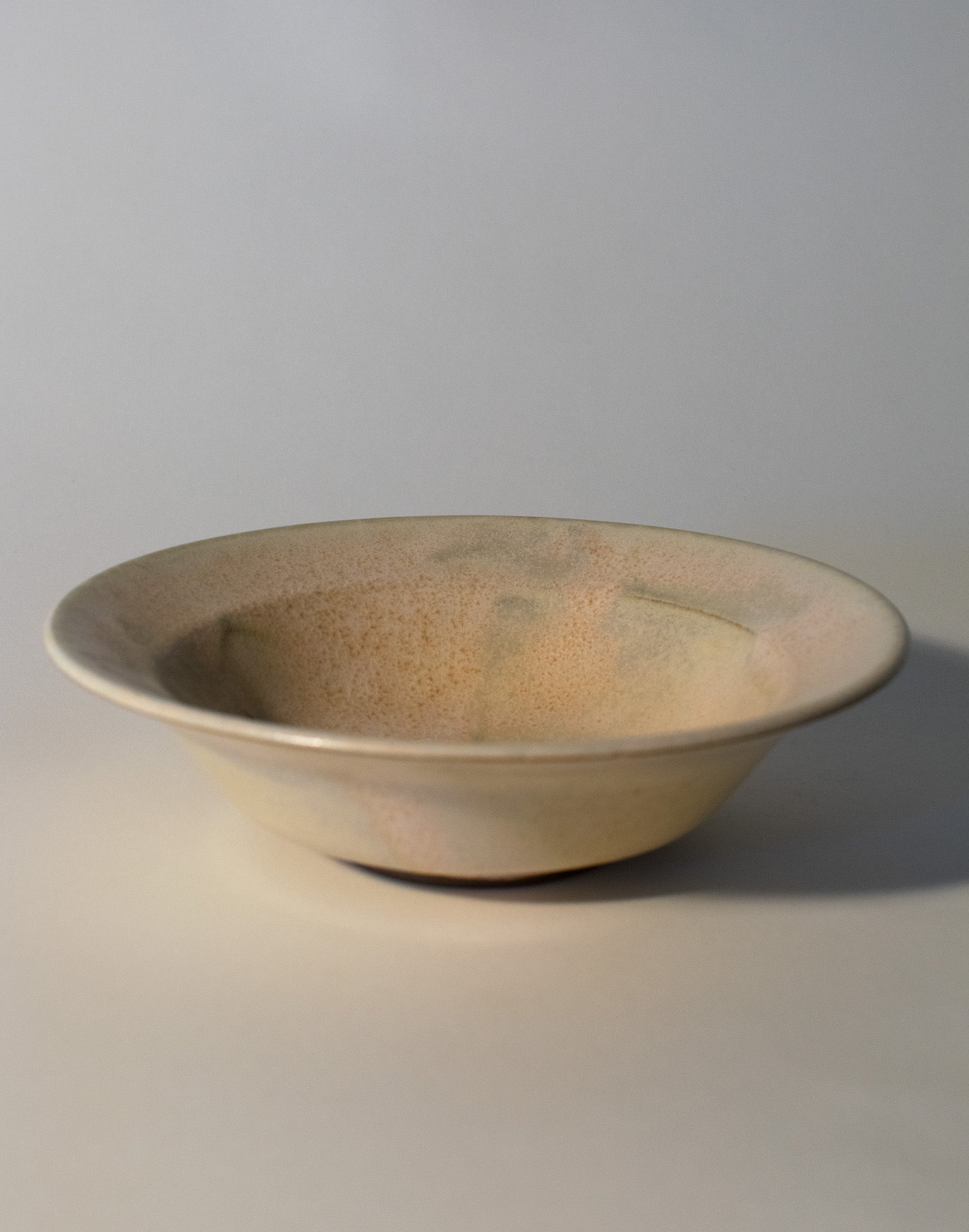 Stoneware bowl with rim