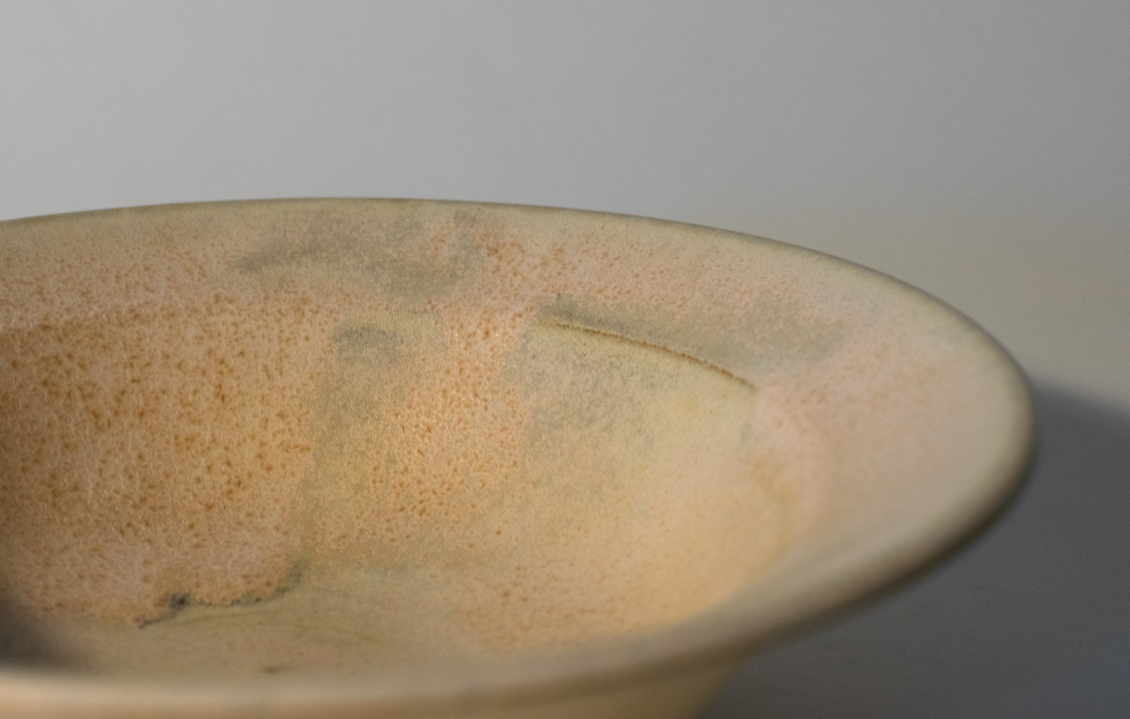 Stoneware bowl with rim